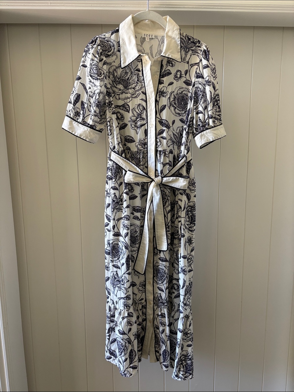 TCEC Brand Floral Button-Front Shirt Dress with Tie Belt - Black on White, M